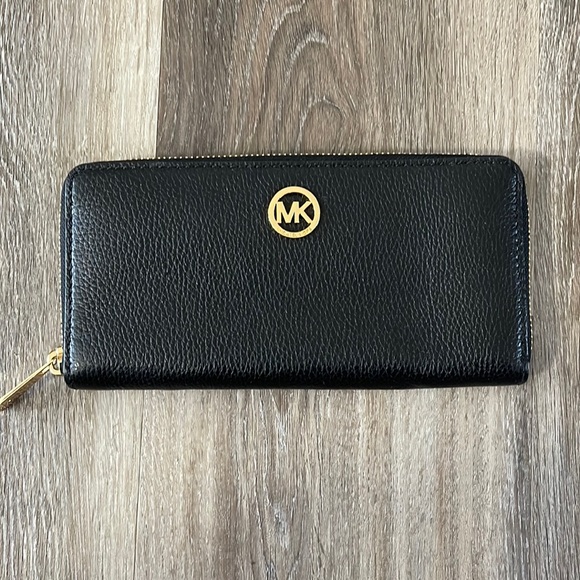 Michael Kors Handbags - BNWOT Michael Kors Wallet